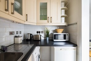 Refrigerador con freezer, microondas, horno, placa de cocina