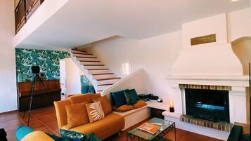 Smart TV, chimenea, mesa de ping pong