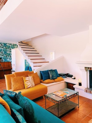 Smart TV, fireplace, ping pong