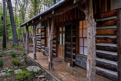 Woodsy Cabin Guest House with Spa and Pickleball Court. 