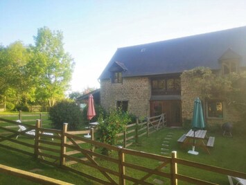 Jardin privatif clos avec table, parasol, barbecue et transat