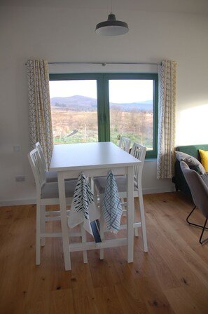 Panoramic Cottage, Private Bathroom, Mountain View | Restaurant - Glas Beag (Spean Bridge)