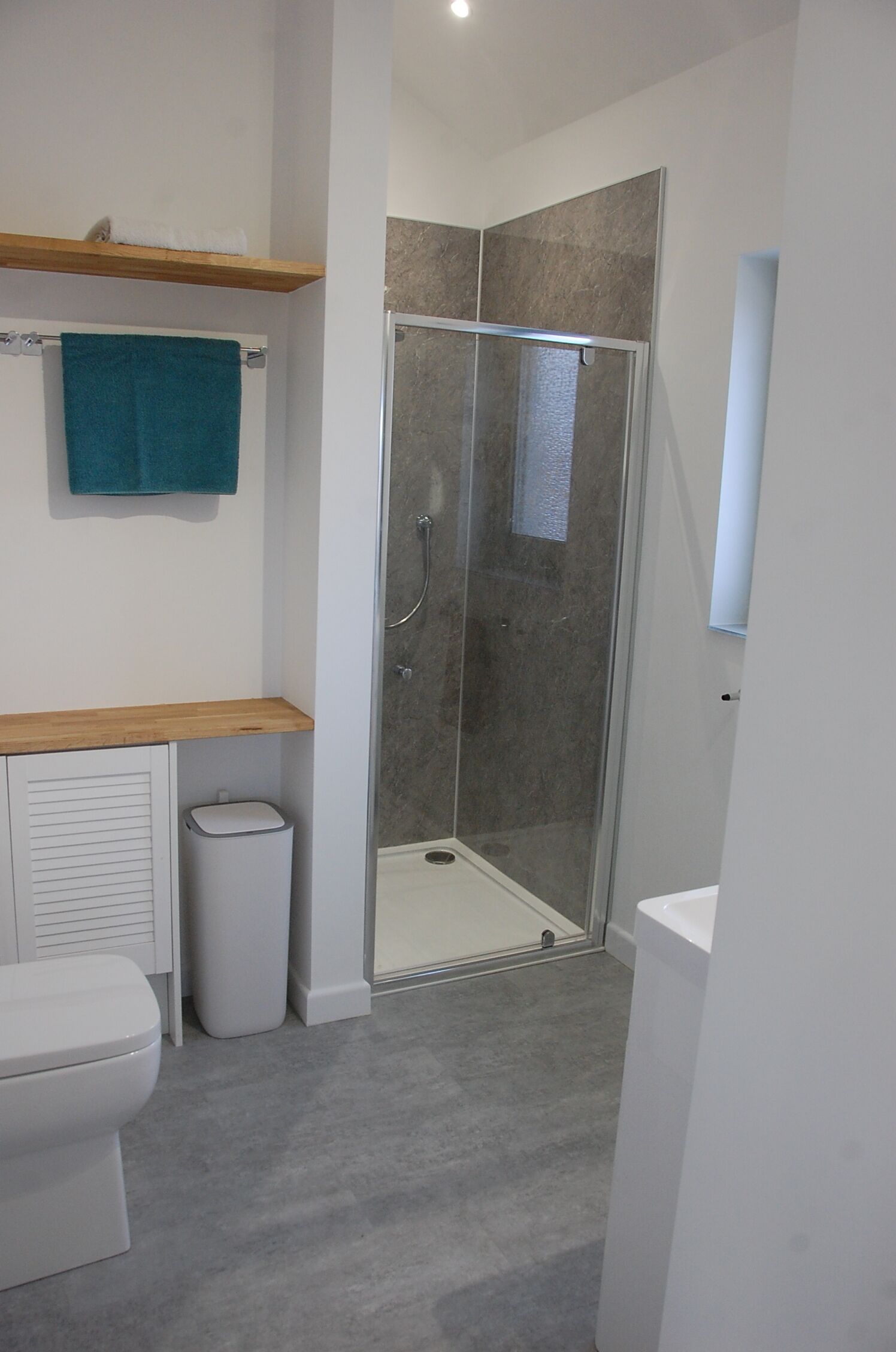 Un baño moderno con ducha, inodoro y lavabo.