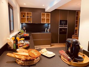 Kühlschrank, Mikrowelle, Ofen, Geschirrspüler