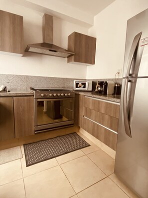 Refrigerador, microondas, horno y parrilla de estufa