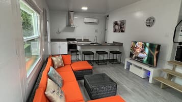 Smart TV, chimenea y estéreo