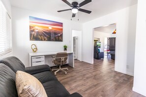 Smart TV, ping pong - Remodeled Spacious Home, Backyard, Grill, Ping Pong, Monthly Discounts, Pets! (Los Angeles)