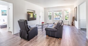 Smart TV, ping pong - Remodeled Spacious Home, Backyard, Grill, Ping Pong, Monthly Discounts, Pets! (Los Angeles)