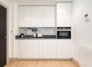 Estudio | Cocina privada | Refrigerador con congelador, horno, parrilla de estufa y lavavajillas 