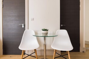 Studio | In-room dining - The Kingston Upon Thames Apartme (Kingston Upon Thames)