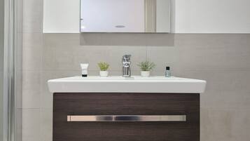 Studio | Kamar mandi | Perlengkapan mandi gratis, pengering rambut, handuk, dan sabun