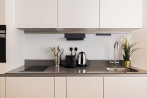 Studio | In-room dining - The Kingston Upon Thames Apartme (Kingston Upon Thames)