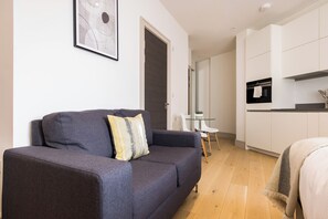 Hypo-allergenic bedding, individually furnished, desk, soundproofing - The Kingston Upon Thames Apartme (Kingston Upon Thames)