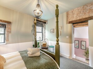 4 bedrooms, free WiFi, bed sheets