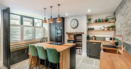 Situated perfectly in this quaint village of Tideswell.