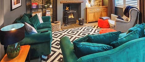TV, fireplace