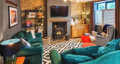 Situated perfectly in this quaint village of Tideswell.