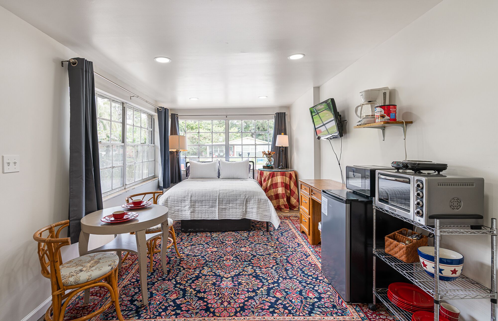 Bureau, fer et planche à repasser, Wi-Fi gratuit, draps fournis