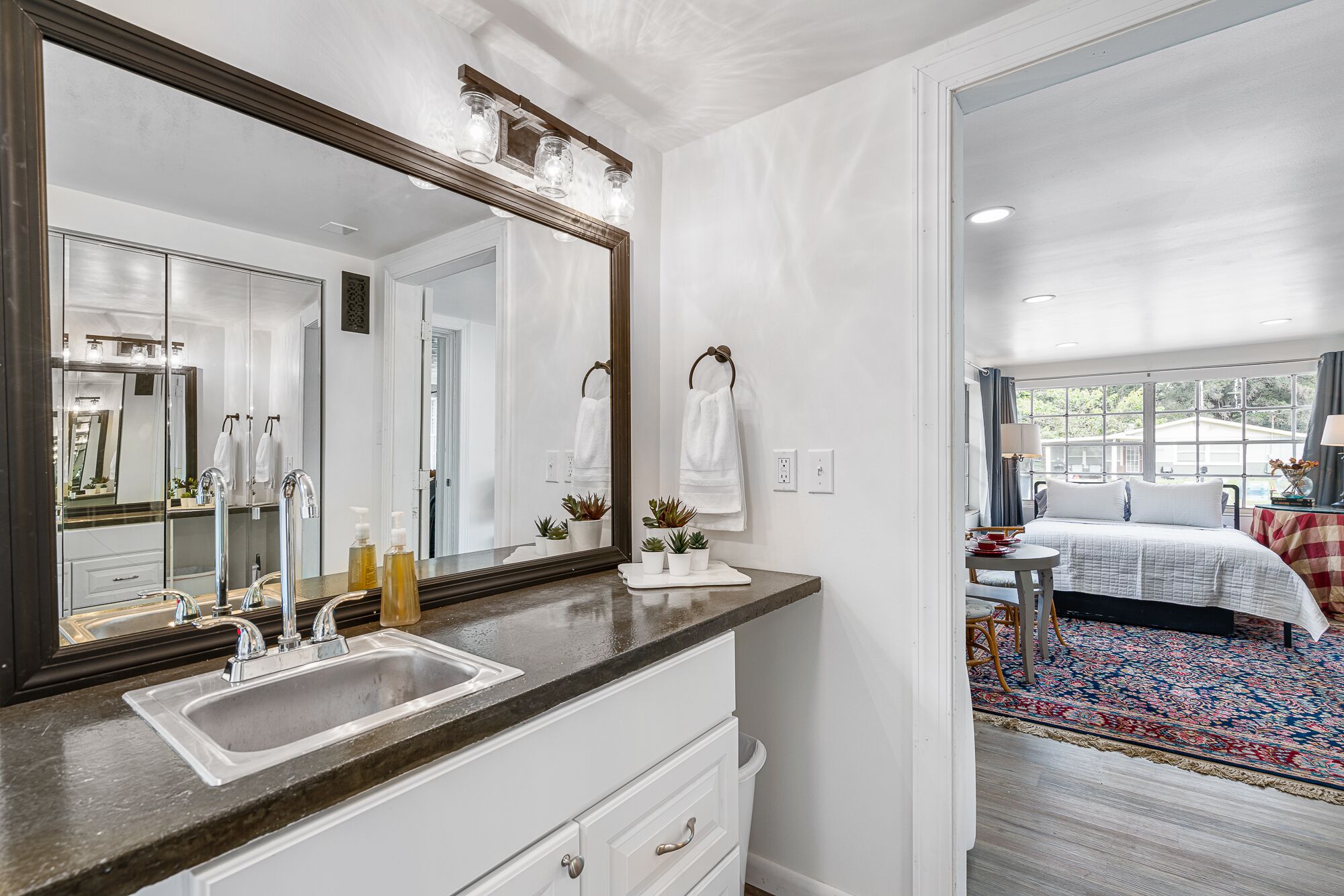 Private Suite by USF/Ybor—Huge shower, Fast Wi-fi