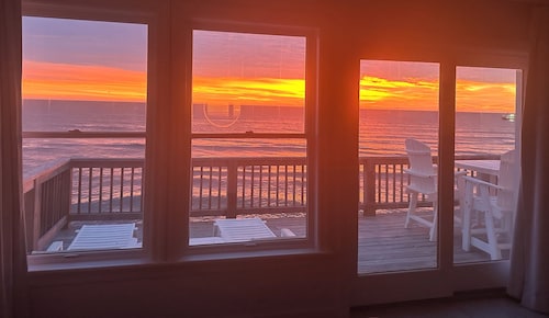 8BR Oceanfront in OBX w HotTub, Elevator & Theater Room!