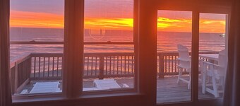 8BR Oceanfront in OBX w HotTub, Elevator & Theater Room!