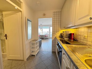 Kühlschrank, Mikrowelle, Ofen, Wasserkocher mit Kaffee-/Teezubehör