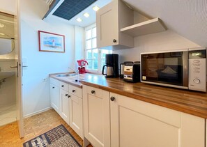 Fridge, microwave, stovetop, dishwasher - Ferienwohnung Unter Reet 2 (Westerland)