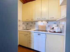 Kühlschrank, Herdplatte, Geschirrspüler