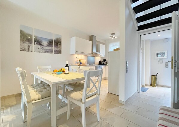 Fridge, oven, stovetop, dishwasher - Ferienwohnung mit Kamin (Westerland)