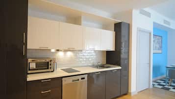 KĂŒhlschrank, Mikrowelle, Ofen, Herdplatte