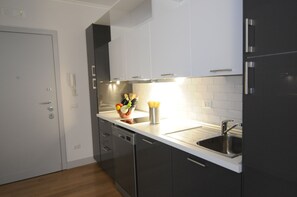 Réfrigérateur, four à micro-ondes, un four, surface de cuisson