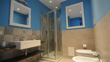 Dusche, Haartrockner, Bidet, HandtĂŒcher