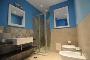 Douche, sèche-cheveux, bidet, serviettes fournies