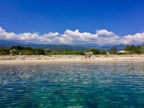 On the beach - HOUSE BY THE SEA (SOLARO)