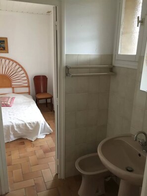 Combined shower/tub, hair dryer, bidet, towels - HOUSE BY THE SEA (SOLARO)