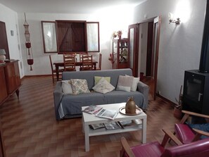 Télévision, lecteur de DVD, table de tennis de table