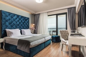 高档床上用品、记忆海绵床垫、迷你吧、客房内保险箱