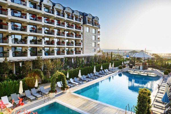 4 indoor pools, 3 outdoor pools, pool umbrellas, sun loungers