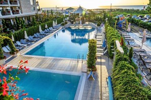 4 室内游泳池，3 室外游泳池，池畔遮阳伞，日光浴躺椅