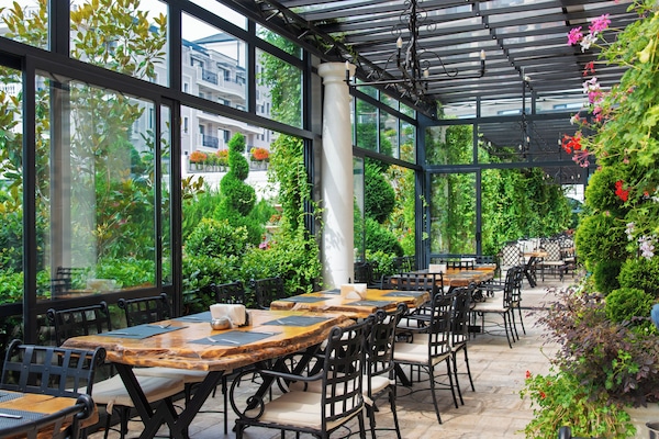 Breakfast, lunch, dinner served; garden views