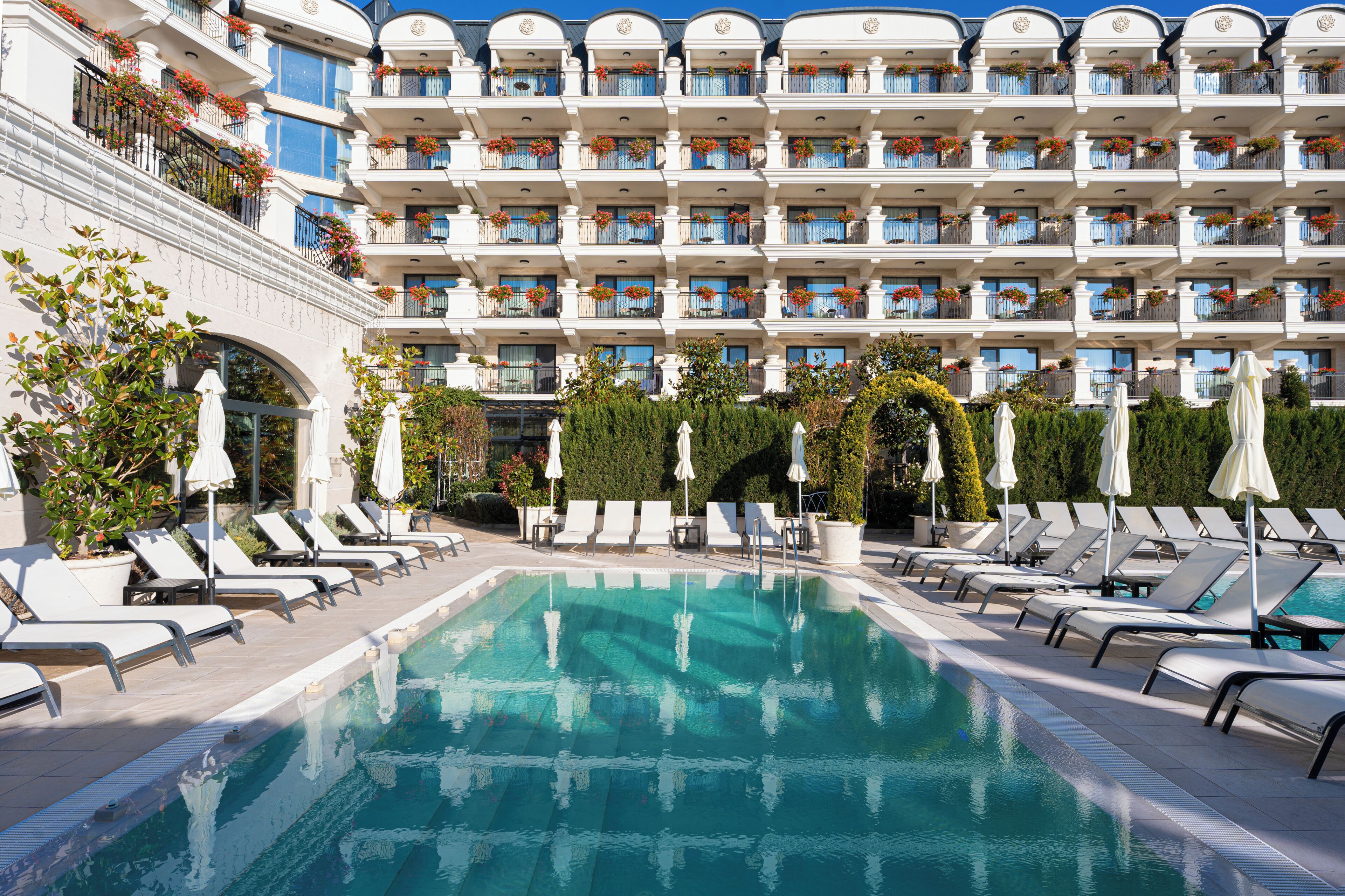4 piscines couvertes, 3 piscines extérieures, parasols de plage