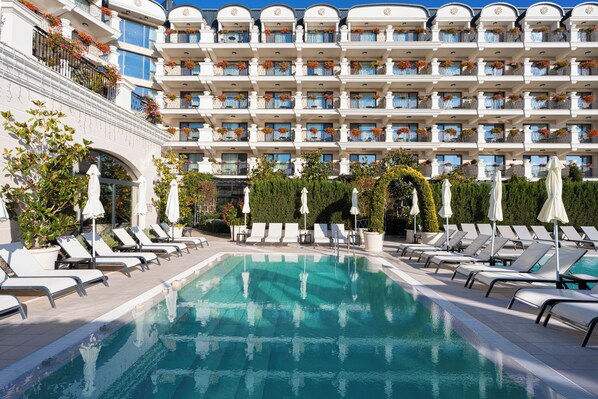 4 piscinas internas, 3 piscinas externas, guarda-sóis, espreguiçadeiras
