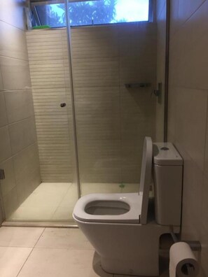 Combined shower/tub, towels - Smarts Residence (Nairobi)
