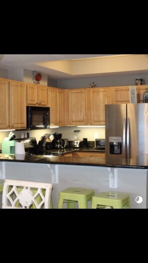 ثلاجة، ميكروويف، فرن، موقد طهي مسطح