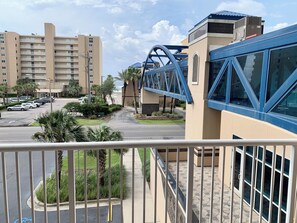 Property grounds - Crystal Tower, 3 pools, 2 hot tubs 2 bed 2 bath great amenities, great location (Gulf Shores)