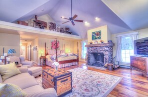Smart TV, fireplace, books, offices - 6 Bed 6 Bath | Hot Tub | Arcade | 16 min Okemo (Weston)