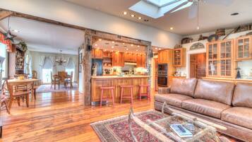 TV connectée, cheminée, livres, espaces bureaux