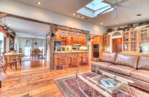 Smart TV, chimenea, libros y oficina 