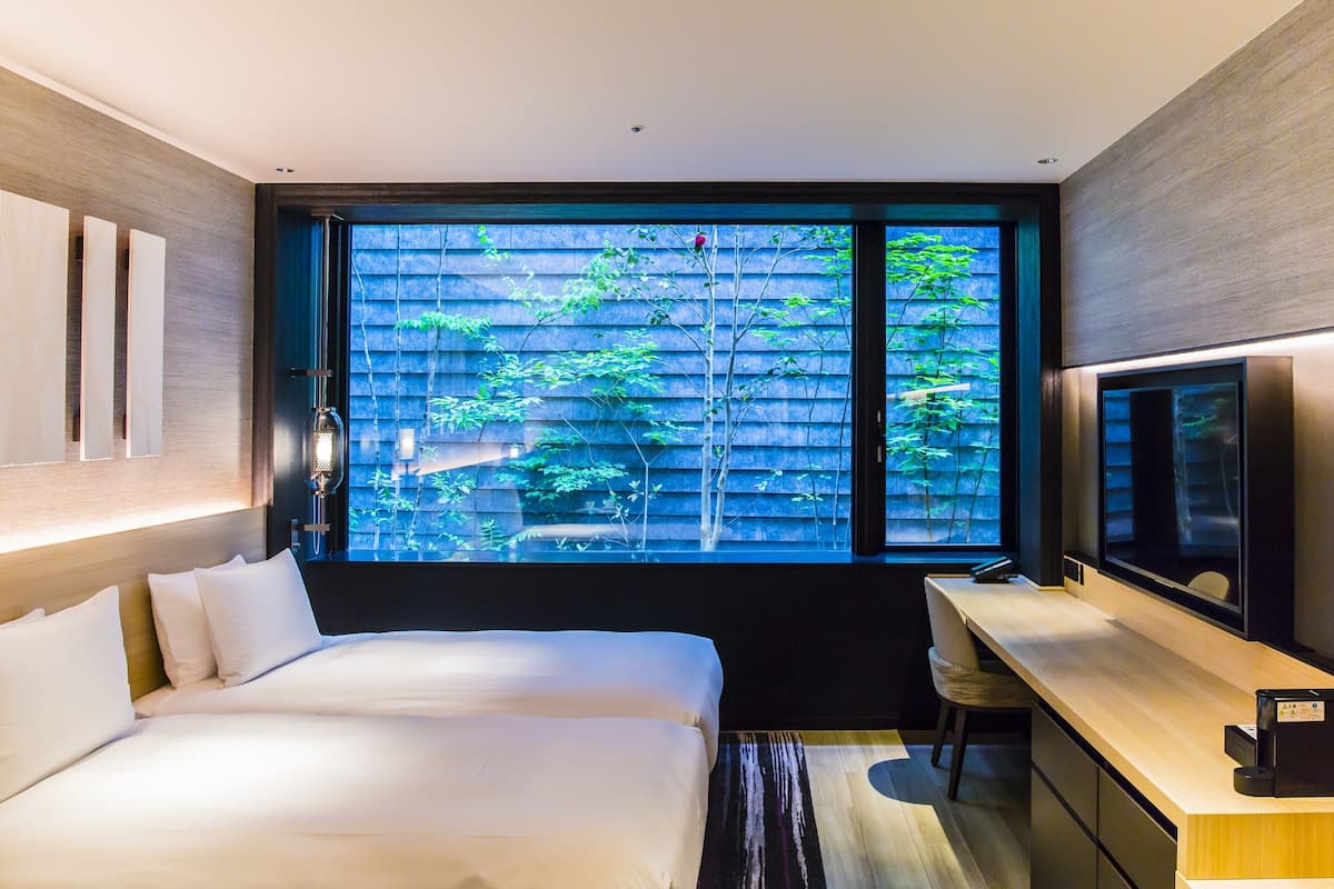Deluxe kamer, 2 eenpersoonsbedden, bad | 1 slaapkamer, donzen dekbedden, een kluis op de kamer, een bureau