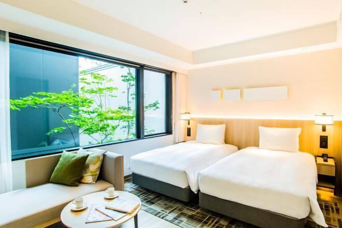 Chăn bông, két bảo mật tại phòng, bàn, màn/rèm cản sáng 